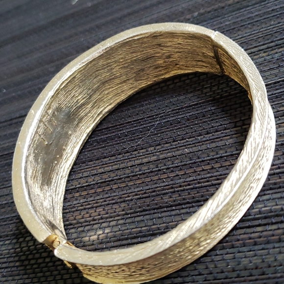 VTG gold tone cuff bangle w/Austrian crystal - Picture 7 of 12